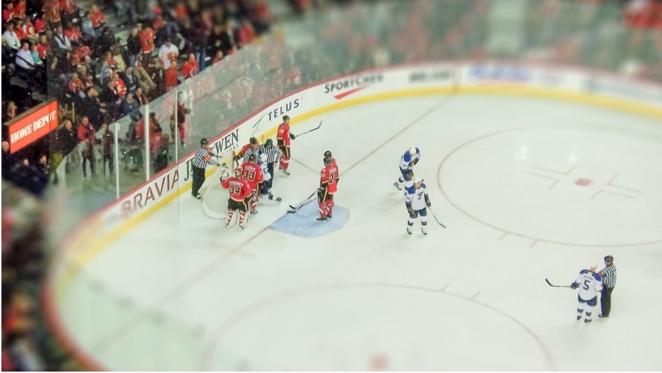 How long are the periods in a hockey game?